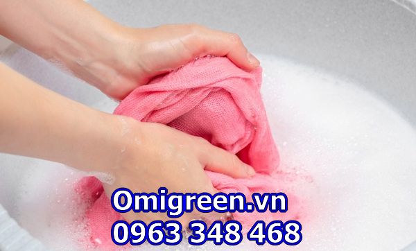 hình ảnh giặt tay sử dụng nước giặt omigreen hương thiên nhiên